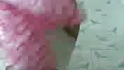 जर्मनी की नीना शैतान स्कर्ट के hihelets के तहत खेलता है सनी लियोन के सेक्सी वीडियो फिल्म