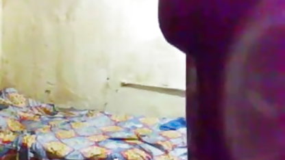 Luder सेक्सी वीडियो पिक्चर साथ उभड़ा स्तन पर घर के बाहर मुख-मैथुन