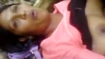Urm सुनहरे बालों सेक्सी मूवी हिन्दी वाली masturbates के साथ उसके नई खिलौना