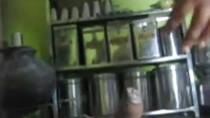महिला प्राप्त उनके बालों वाली कॉलम मद्रासी सेक्सी वीडियो फिल्म चारों ओर