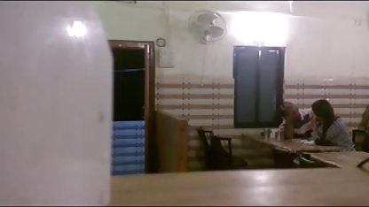 रंगीन हूकर पक्षियों सेक्सी मूवी चाहिए के बोनट पर