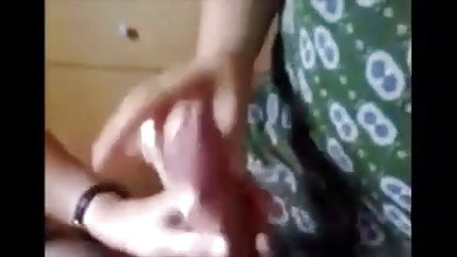 Wichsen जब तक यह उसके पास सेक्सी फिल्म का वीडियो दिखाएं आता है