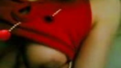 युवा एमेच्योर masturbates उसके बालों वाली चूत जानवर का सेक्सी फिल्म