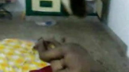 सुनहरे कोई सेक्सी फिल्म दिखाइए बालों वाली notaress लड़की उंगलियों उसके गल