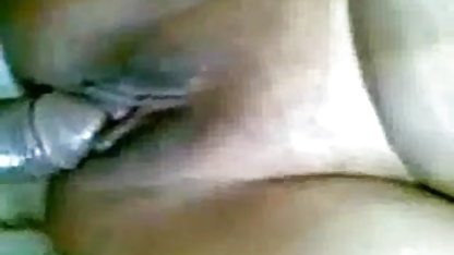 वह डालता है अपने विशाल सेक्सी ब्लू हिंदी ट्यूब में उसके गीला योनी